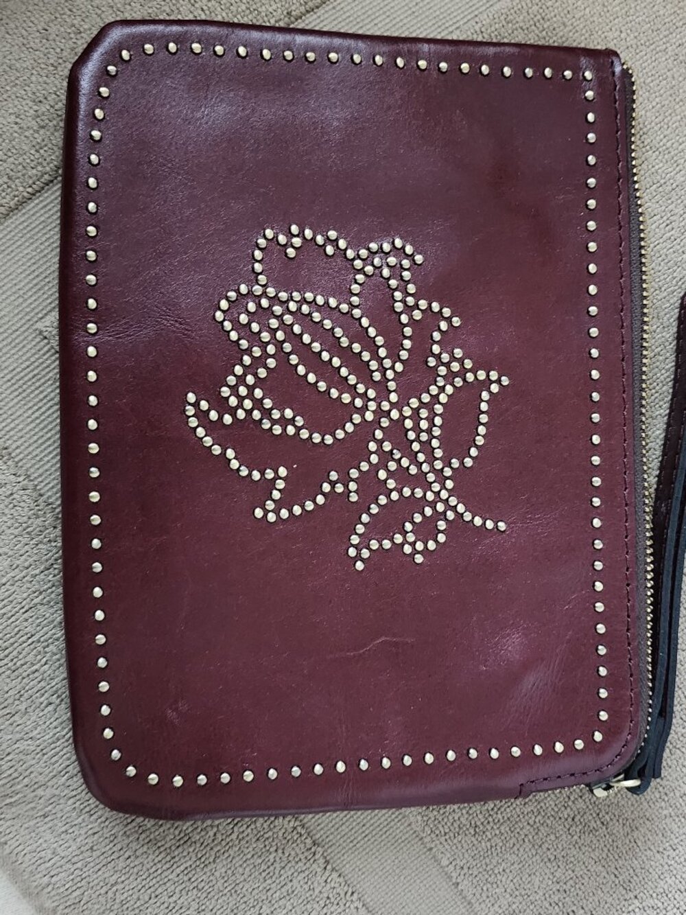 Clutch with rose studded front